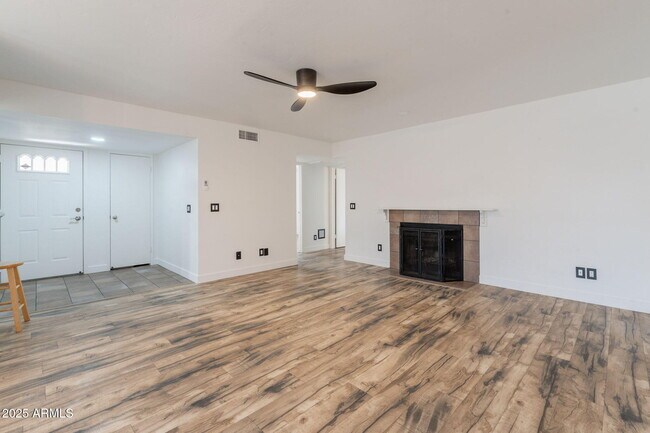 Building Photo - 850 S River Dr