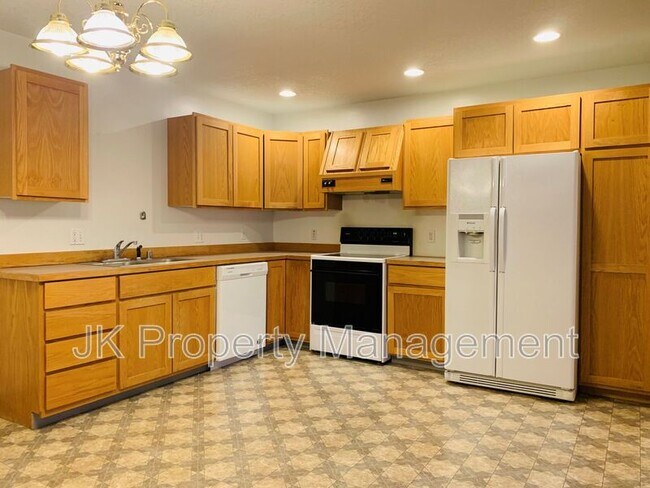 Building Photo - 1613 Sand Ct