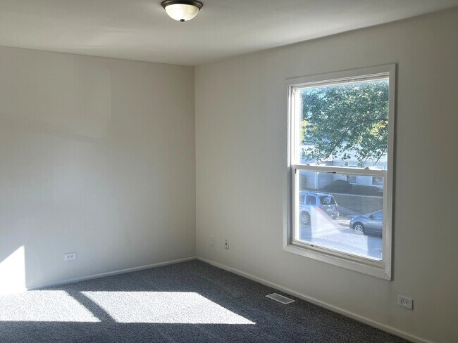 Building Photo - 1381 N Glen Cir