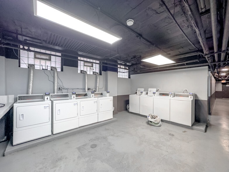 Building Photo - 543 W Belmont Ave