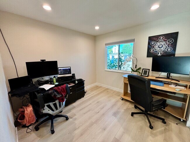 Building Photo - 1333 Currant Ave