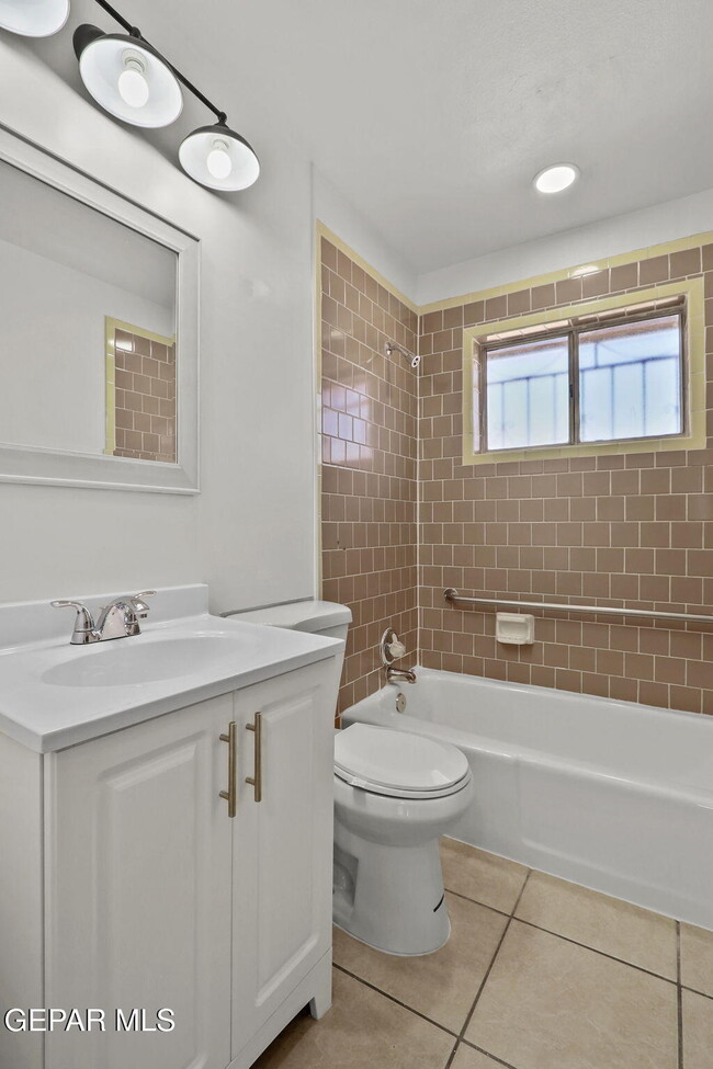 Building Photo - 5503 Salisbury Dr