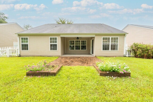 Building Photo - Serenity Meets Everyday Convenience!