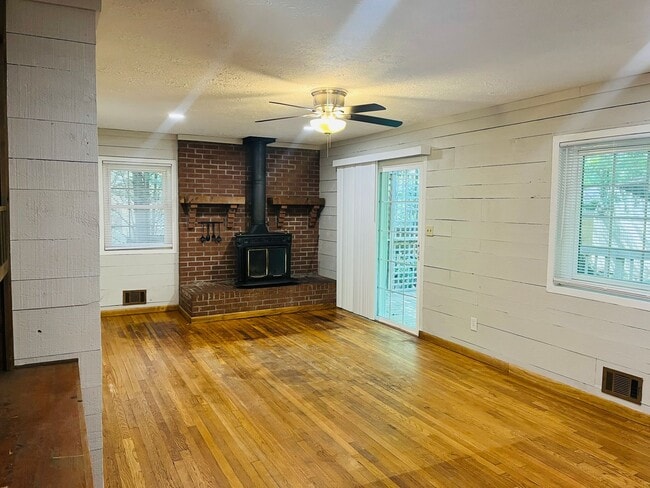 Building Photo - Cute cottage! 3 bed, 2 full bath, large bo...