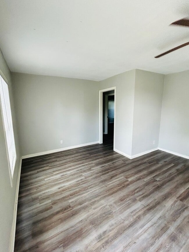 Building Photo - 4623 Memorial Dr