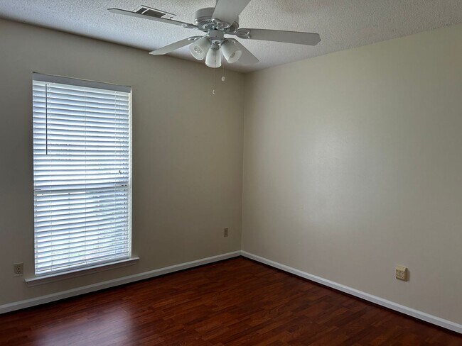 Building Photo - 912 Mandarin Dr