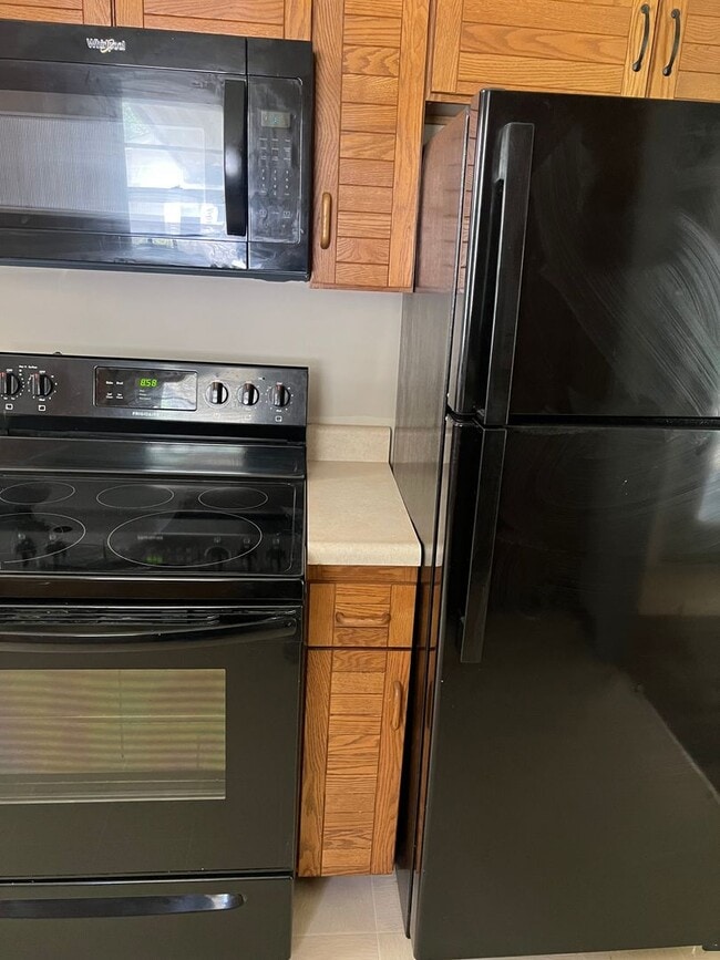 Building Photo - 3 bedroom/2 bath house close to KU with washer/dryer