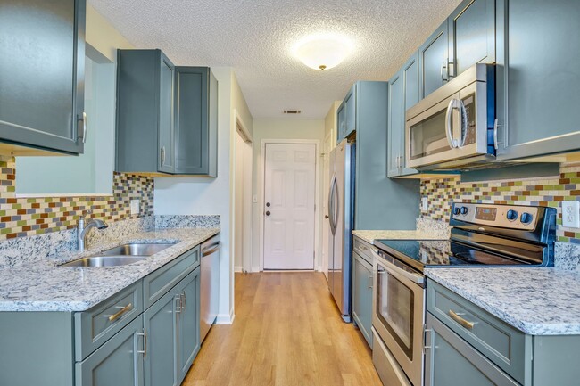 Building Photo - Spacious 3 Bedroom home