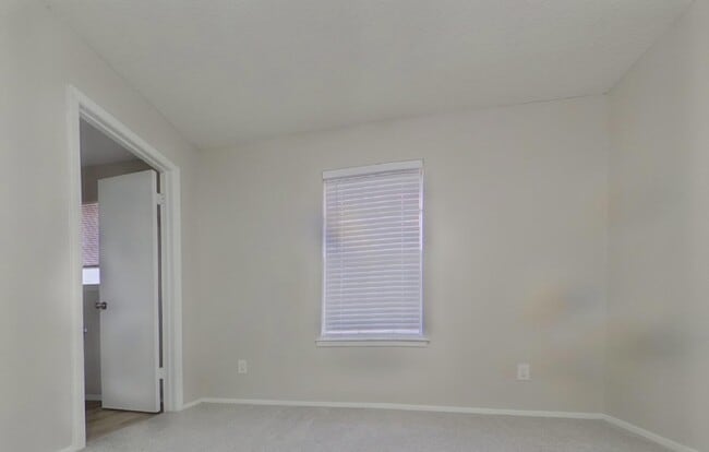 Building Photo - MOVE IN READY