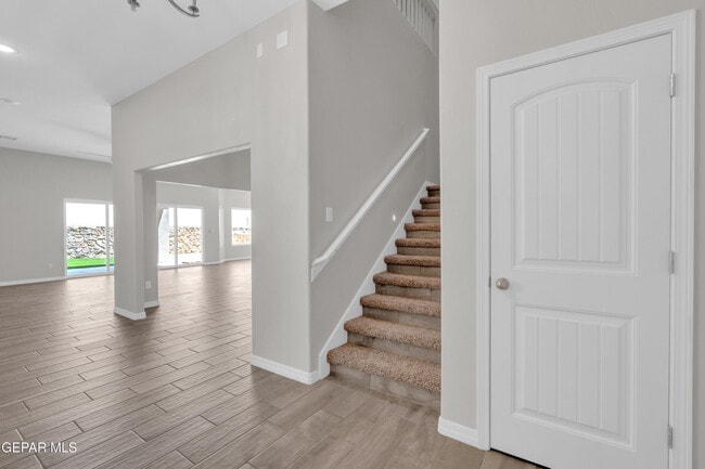 Building Photo - 544 La Entrada Cir