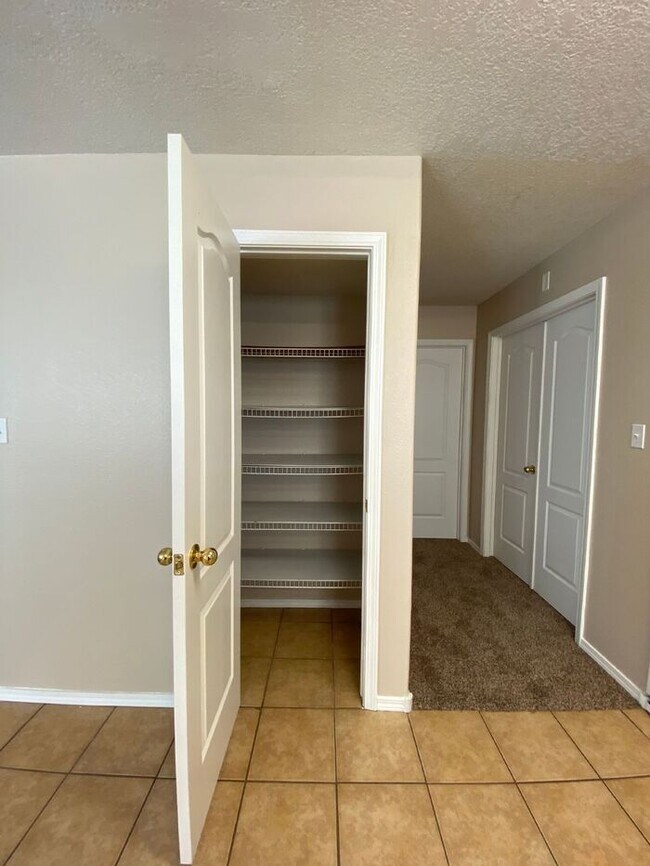 Building Photo - 2 Story - Master on Main Floor - Loft Upst...