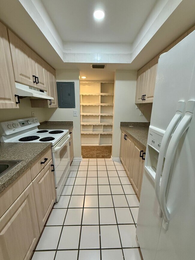 Building Photo - 775 N Village Dr