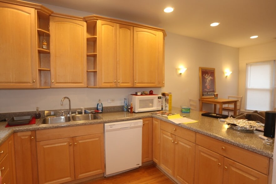 Building Photo - 3418 N Bosworth Ave