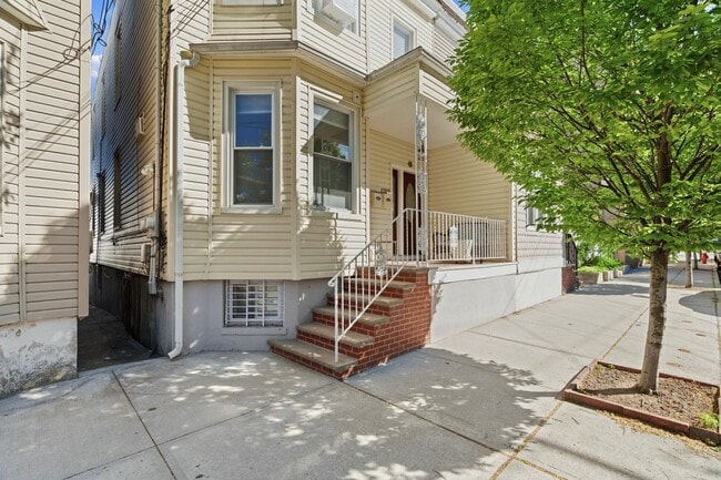 Building Photo - 502 Gregory Ave