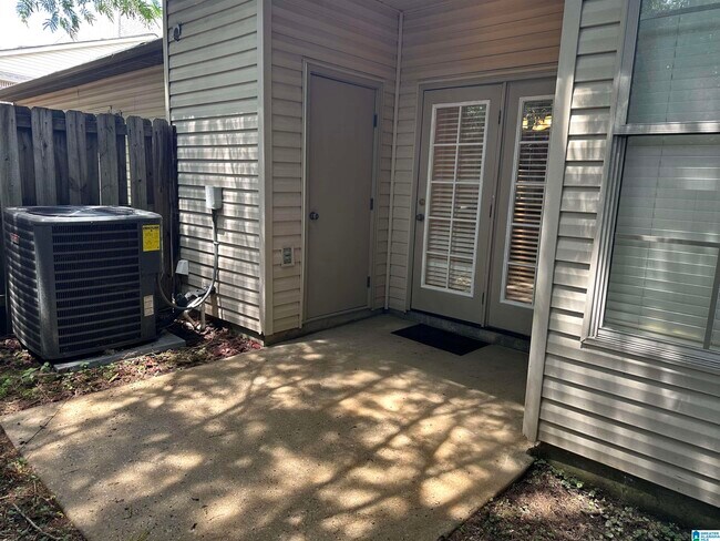 Building Photo - 1033 Ashwood Dr