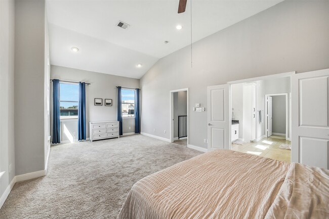 Building Photo - 904 Roy St