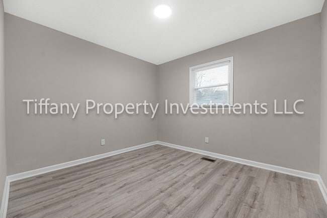 Building Photo - 2331 Woodleaf Dr