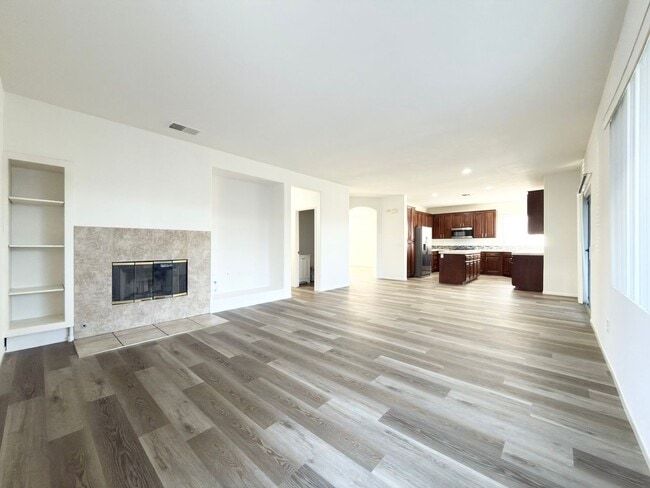 Building Photo - Spacious Home with Expansive Loft!