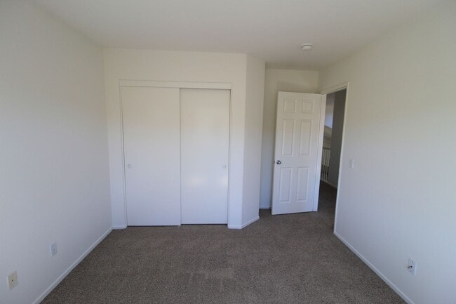 Building Photo - Large Ventura Home with Community Pool