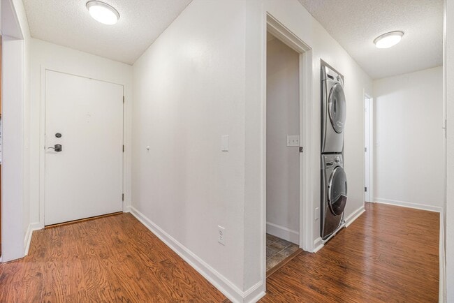 Building Photo - Sweet & Cozy 2 Bed 1 Bath condo available now! Lake Oswego - 1 Month Free