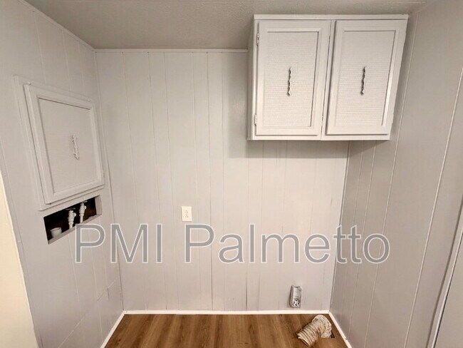 Building Photo - 3911 Persimmon St