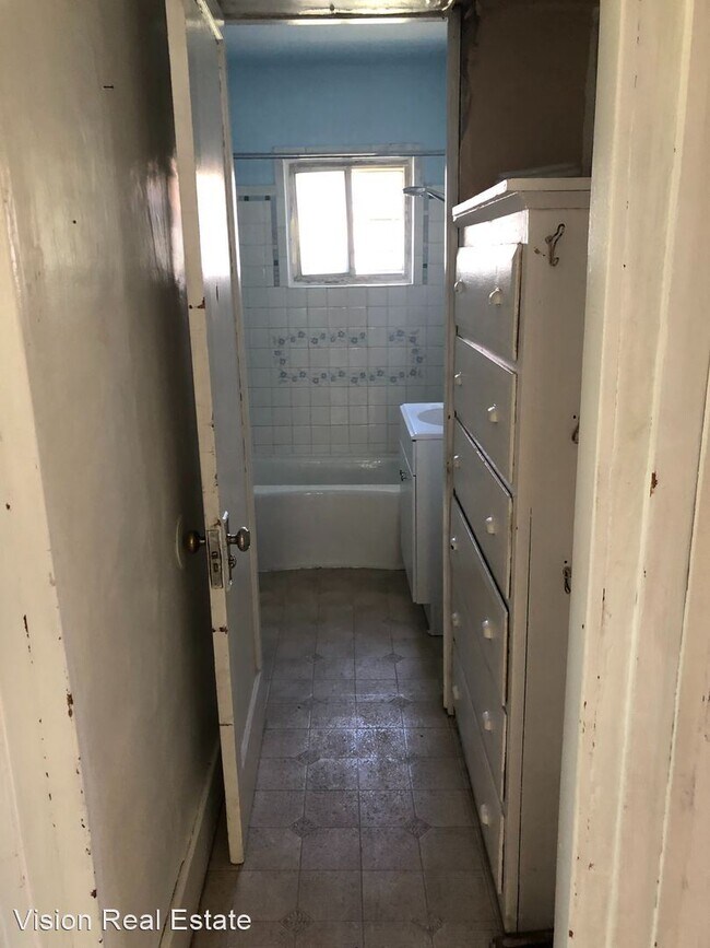 Building Photo - 2 br, 1 bath House - 144 S State