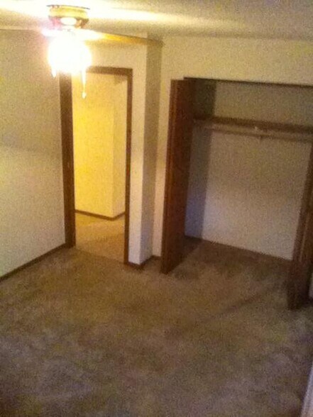 master bedroom looking towards hall, view of closest - 2233 5th Ave, NE