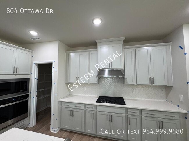 Building Photo - 804 Ottawa Dr