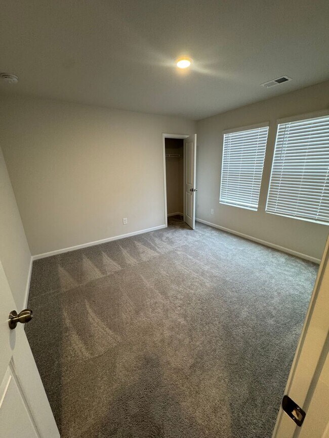 Building Photo - 5 Bedroom Home in Meadow Springs