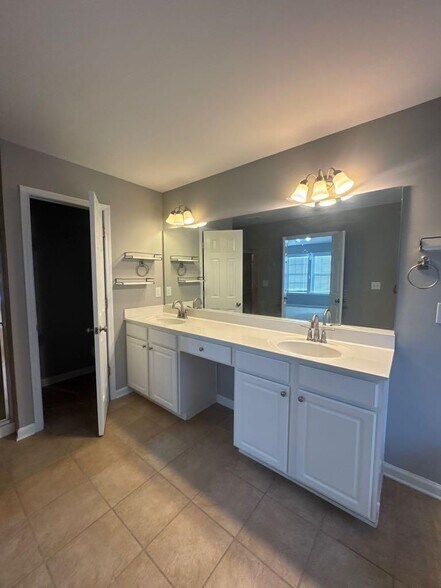 Building Photo - 9240 Friarbridge Dr