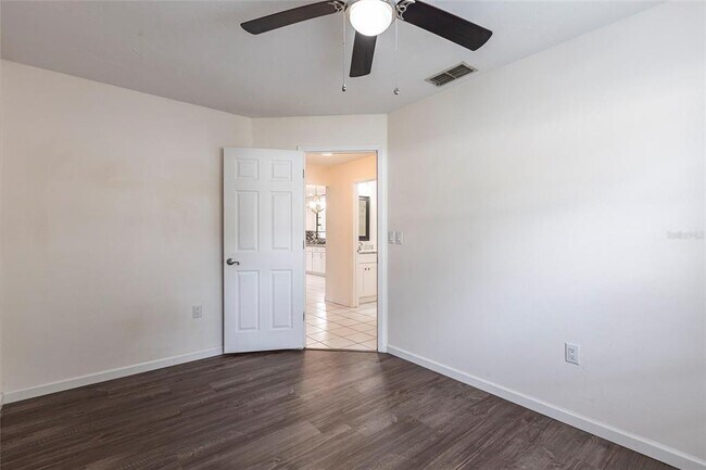 Building Photo - 5846 Deer Hollow Ln E