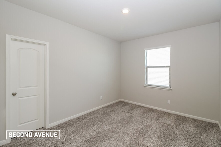 Building Photo - 2105 Meadow Dr