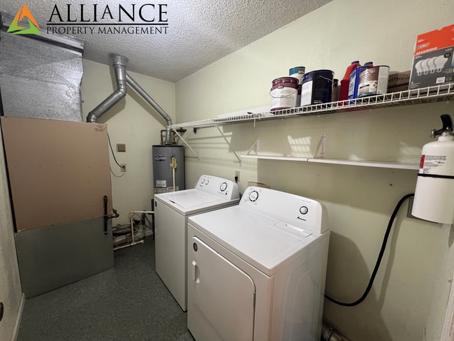 Building Photo - Spacious Rooms & Close to Downtown