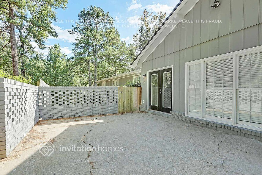 Building Photo - 5138 Lake Forest Dr SE