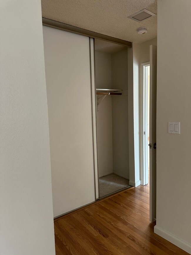 Building Photo - Woodcreek Cutie! 2bedroom 2bathroom