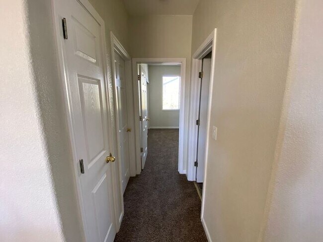 Building Photo - NW Reno 4 Bedroom Home - Mountain Views