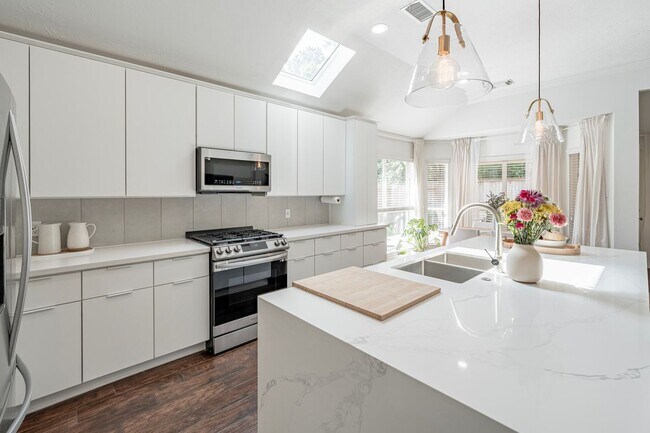 Building Photo - 11 E Sienna Pl