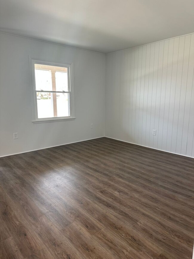 Building Photo - 2339 Memorial Ave SW