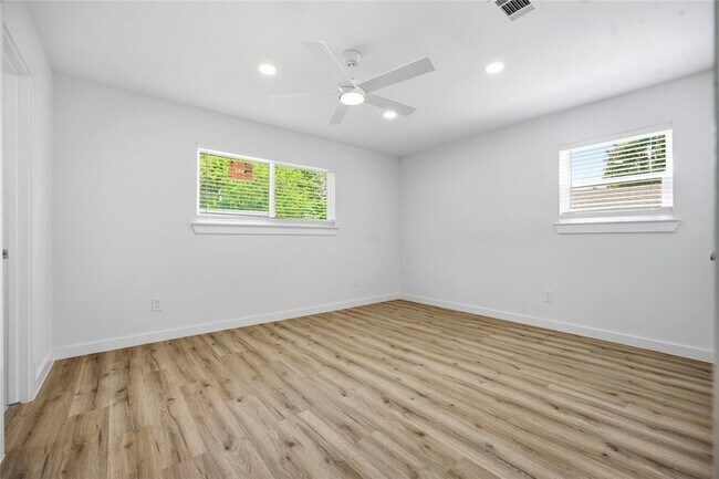 Building Photo - 3013 Conejos Dr