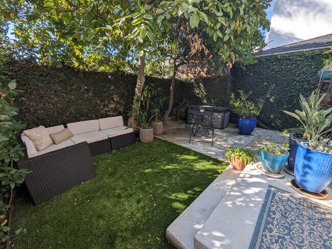 Building Photo - 2571 S Bundy Dr