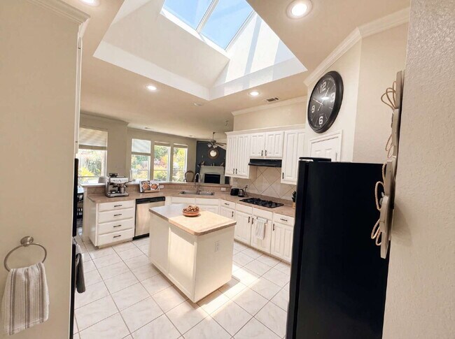 Building Photo - Perfect 1-to-6 Month Transition Home—All Utilities, High-Speed Internet, Lawn Care, and Premium F...
