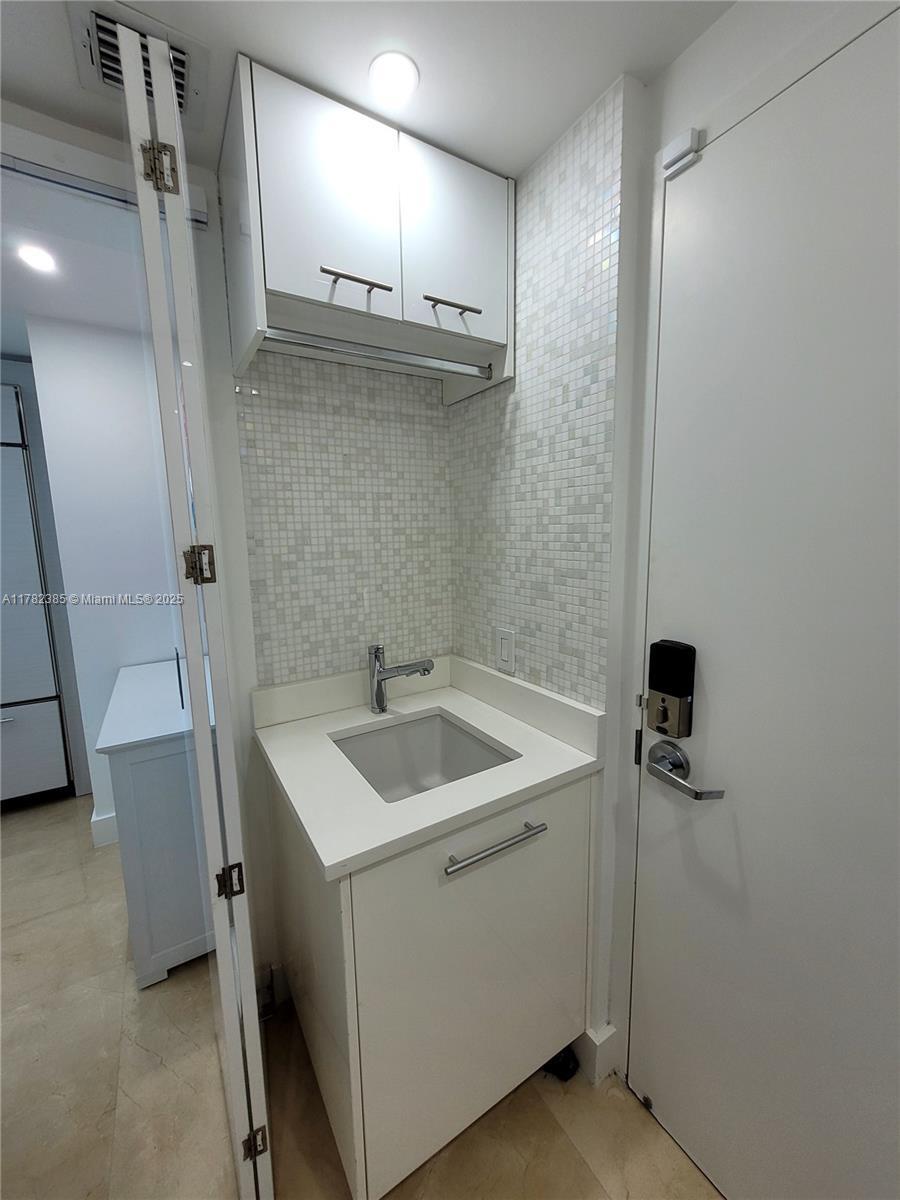 Building Photo - 2711 S Ocean Dr