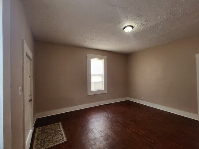 Building Photo - Cozy, clean, stove, fridge, and washer/dryer