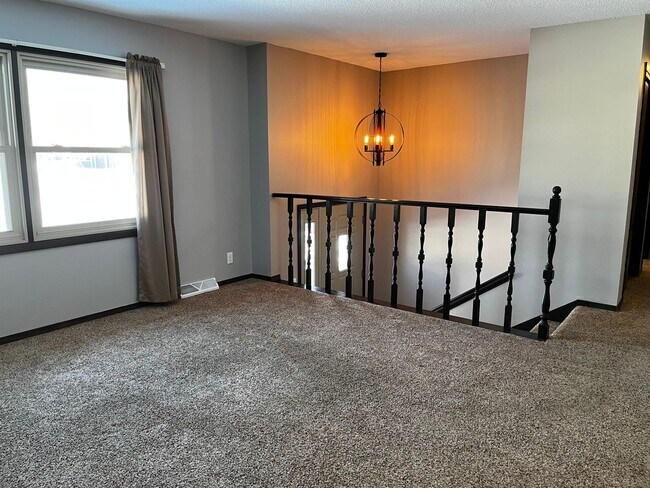 Building Photo - 3 Bed/3 Bath with Fenced in Yard!