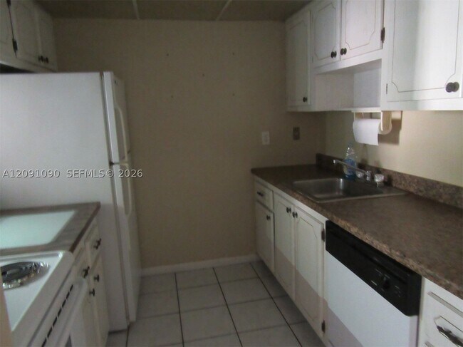 Building Photo - 14221 N Kendall Dr