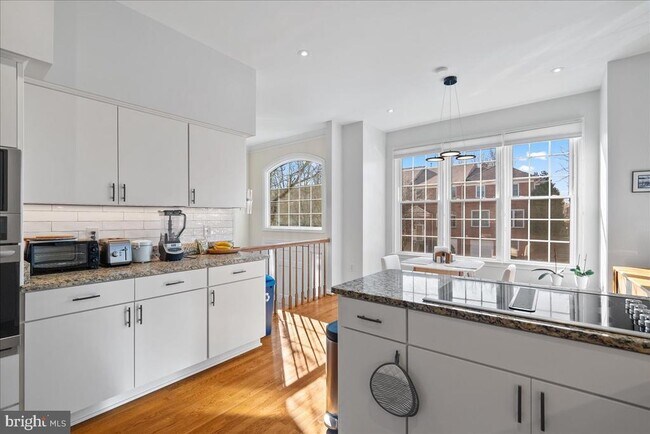 Building Photo - 2071 Van Tuyl Pl