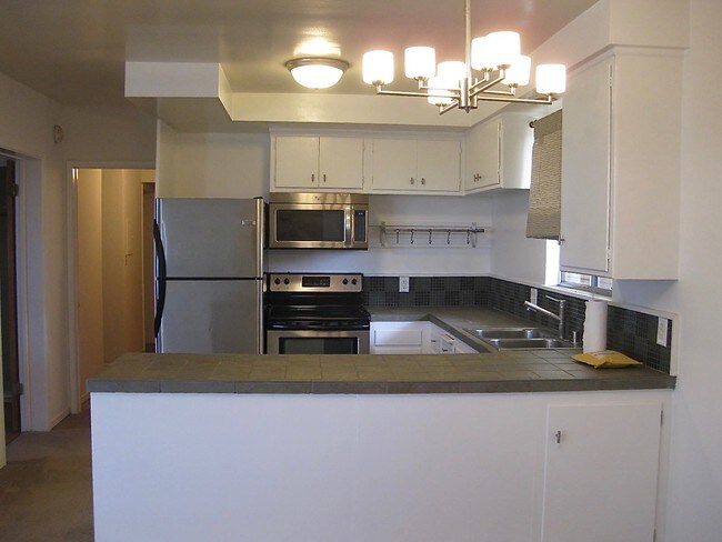 Open & Bright Kitchen - 563 Avenue A