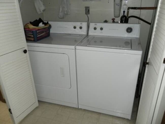 Building Photo - $1,095 | 2 Bedroom, 1 Bathroom CONDO | CAT Friendly* | SUBLEASE* | Available for October 1st, 202...