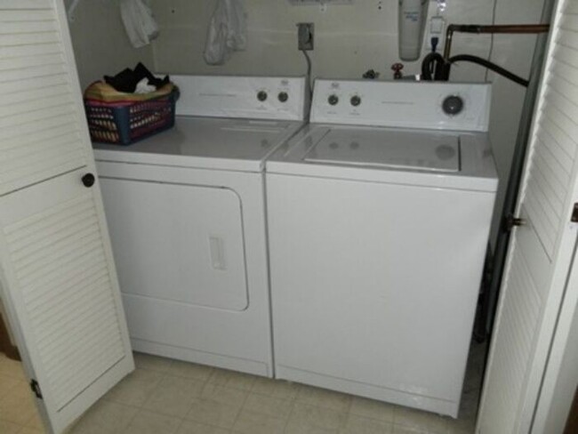 Building Photo - $1,100 | 2 Bedroom, 1 Bathroom Condo | Cat...