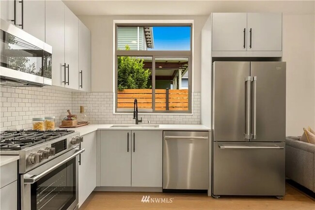 Building Photo - Ballard - Newer 3 Bedroom / 2.5 Bath Townh...